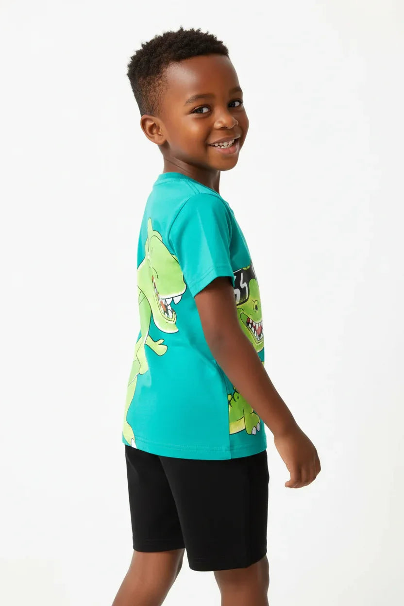 dos garçon se retournant souriant — ensemble dinosaures turquoise BabyCoton, t-shirt T-rex cartoon et short noir uni, fond blanc