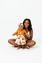 12 — Maman & bébé orange, bébé debout entre les jambes