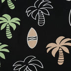 Détail gros plan imprimé palmiers tropicaux et planches de surf — t-shirt noir all-over garçon BabyCoton, vert beige blanc, fond blanc