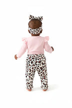 Vue de dos bébé fille en ensemble rose BabyCoton — body lapin manches volants, pantalon léopard nœud rose et bandeau léopard, fond blanc