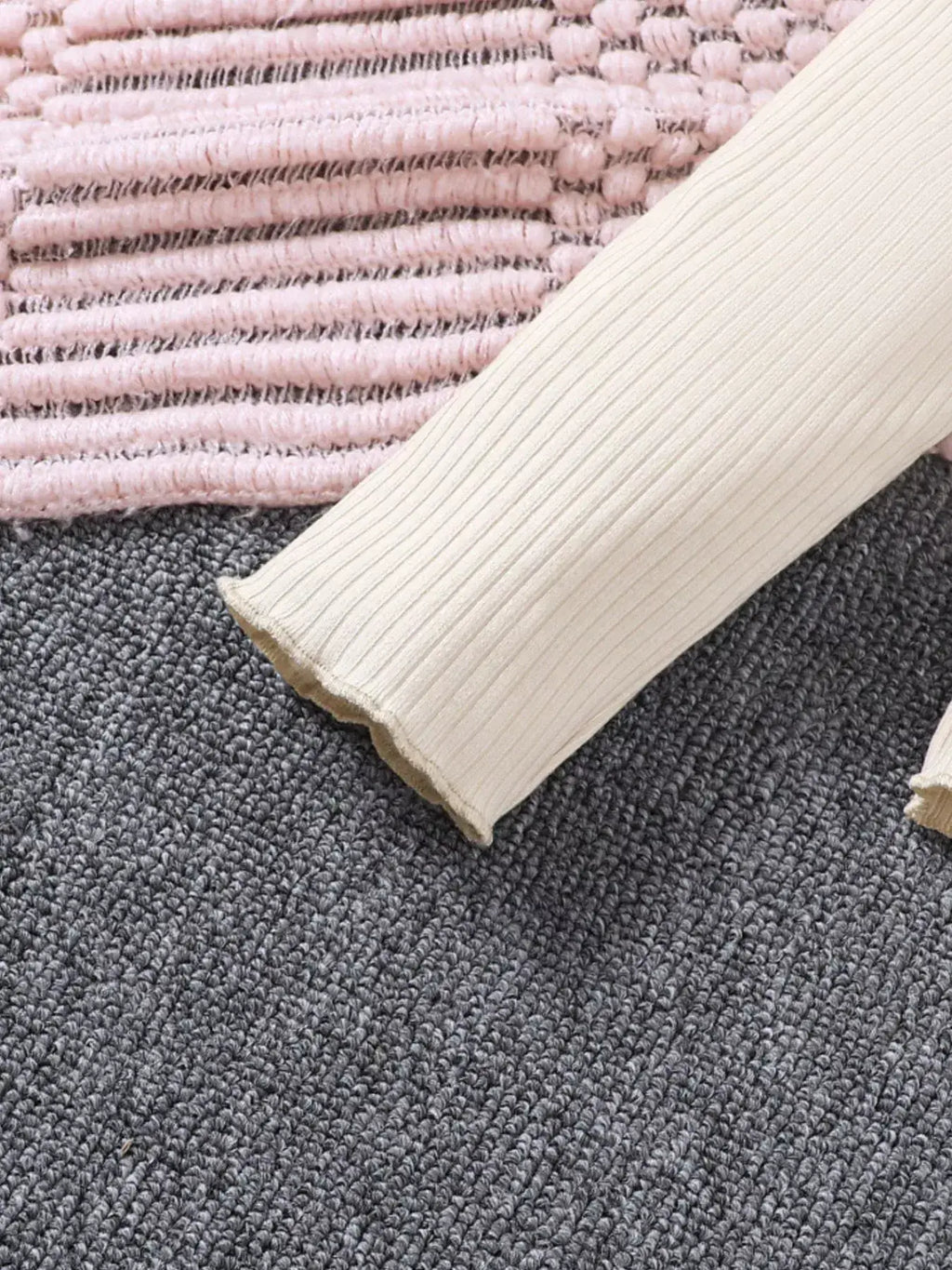 ✨ Détail final sur le manche côtelé texture élégante volants romantiques délicats côtelé luxueux sophistiqué - tissus doux confortables chaleur optimal - design texturé raffiné harmonieux - détails volantés féminins - finitions qualité exceptionnelle coutures impeccables - vêtements premium petite fille élégante romantique BabyCoton Suisse

