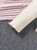 ✨ Détail final sur le manche côtelé texture élégante volants romantiques délicats côtelé luxueux sophistiqué - tissus doux confortables chaleur optimal - design texturé raffiné harmonieux - détails volantés féminins - finitions qualité exceptionnelle coutures impeccables - vêtements premium petite fille élégante romantique BabyCoton Suisse
