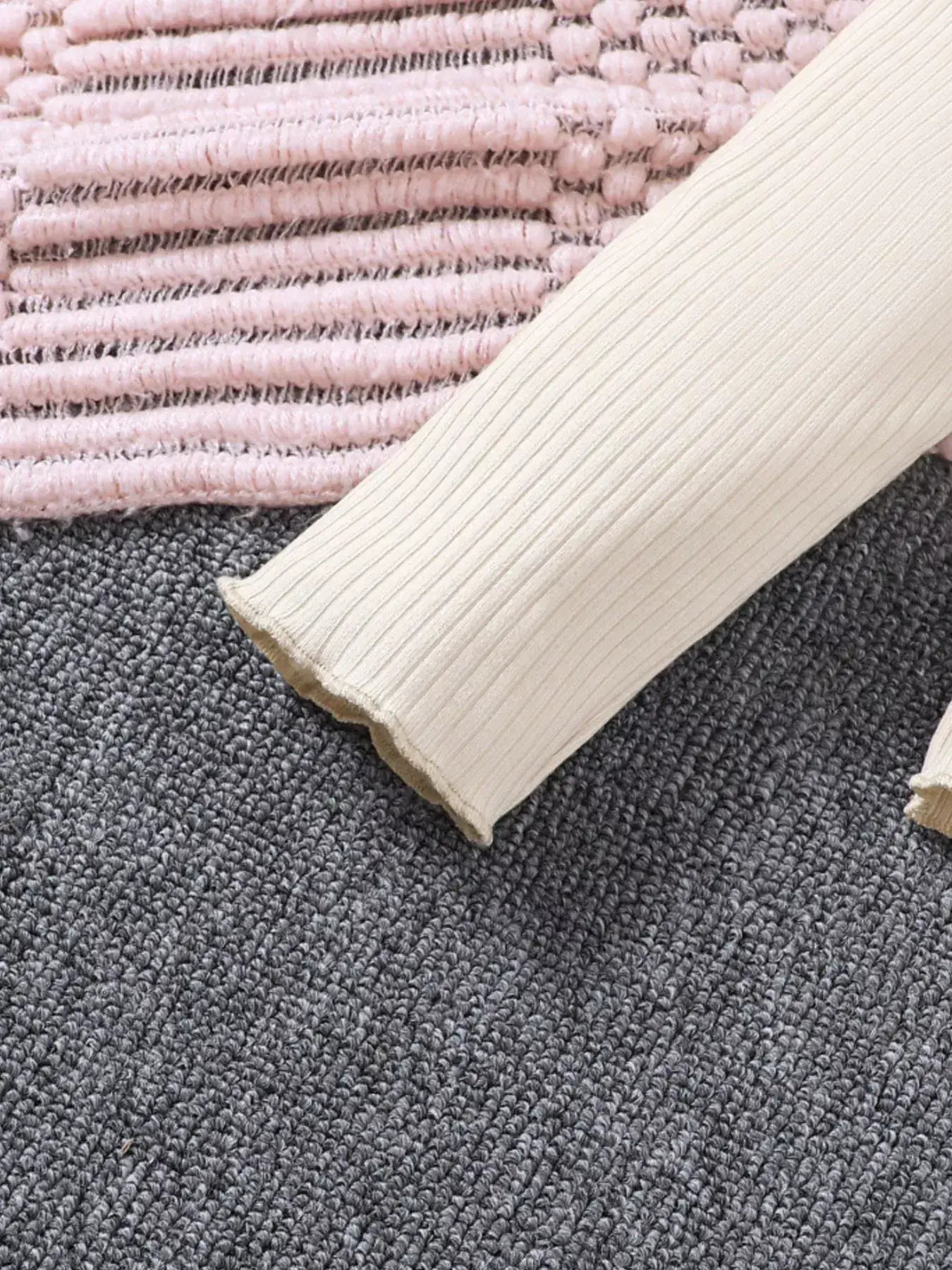 ✨ Détail final sur le manche côtelé texture élégante volants romantiques délicats côtelé luxueux sophistiqué - tissus doux confortables chaleur optimal - design texturé raffiné harmonieux - détails volantés féminins - finitions qualité exceptionnelle coutures impeccables - vêtements premium petite fille élégante romantique BabyCoton Suisse
