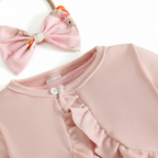 	Détail cardigan volants rose et imprimé lapins carottes — ensemble 3 pièces bébé fille BabyCoton, bouton et volants en gros plan, fond blanc