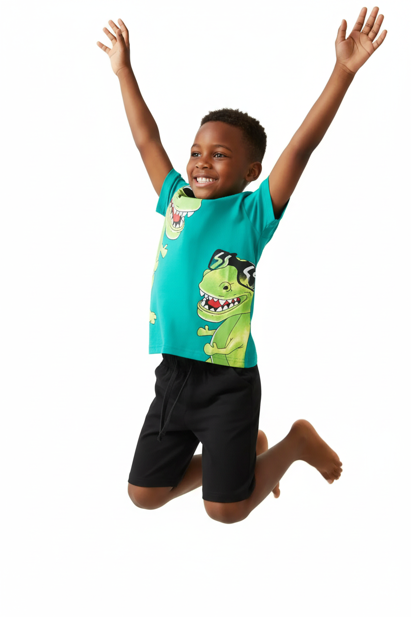 Garçon qui saute en ensemble dinosaures turquoise BabyCoton — t-shirt turquoise imprimé T-rex et short noir, mouvement dynamique fond blanc