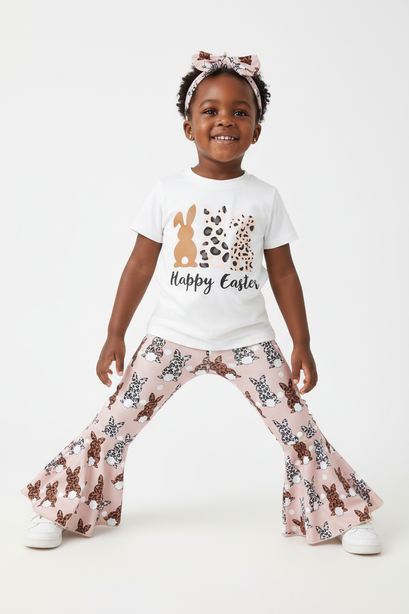 Angle bas fillette en ensemble Happy Easter BabyCoton — plein effet pantalon évasé rose lapins léopard, t-shirt blanc et bandeau nœud, fond blanc
