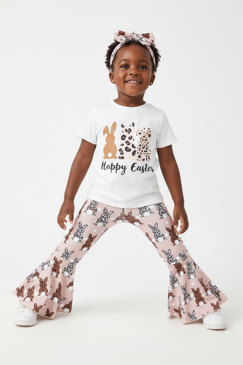 Angle bas fillette en ensemble Happy Easter BabyCoton — plein effet pantalon évasé rose lapins léopard, t-shirt blanc et bandeau nœud, fond blanc
