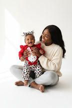 Bébé fille assise en ensemble 3 pièces rouge BabyCoton — body lapin rouge volants, pantalon léopard nœud rouge et bandeau léopard, fond blanc