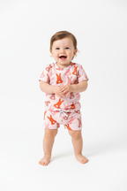 Bébé fille en ensemble 2 pièces lapins silhouettes rose orange - t-shirt rose manches courtes lapins orange roses petites fleurs blanches et short assorti cordon blanc - vue de face - BabyCoton