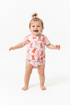 Bébé fille en ensemble 2 pièces lapins silhouettes rose gris - t-shirt rose manches courtes lapins gris roses petites fleurs blanches et short assorti cordon blanc - vue de face - BabyCoton