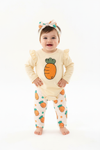 Bébé fille en ensemble 3 pièces carottes - body crème manches longues volantées grande carotte brodée orange, pantalon blanc carottes cartoon colorées points verts nœud taille et bandeau carottes - vue de face - BabyCoton