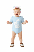 Bébé fille en ensemble 3 pièces Pâques - body bleu ciel lapin blanc Happy Easter manches bouffantes, pantalon évasé lapins colorés fleurs rose turquoise violet et bandeau fleuri - vue de face - BabyCoton