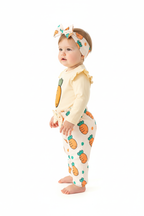 Bébé fille en ensemble carottes body crème volants carotte brodée et pantalon blanc carottes bandeau assorti - vue de côté - BabyCoton