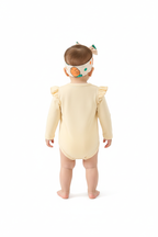 Bébé fille en ensemble carottes body crème volants - vue de dos montrant manches longues volantées romantiques et pantalon blanc carottes - BabyCoton