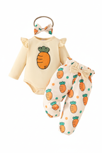 Bébé fille en ensemble carottes - vue trois-quarts détail carotte brodée orange texturée et manches longues volantées romantiques - BabyCoton