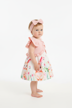 Bébé fille en ensemble robe blanche lapins roses nœud rose et boléro rose volants bandeau nœud - vue de côté - BabyCoton