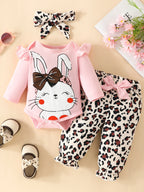 ensemble rose BabyCoton — body lapin volants, pantalon léopard nœud rose et bandeau léopard, fond blanc