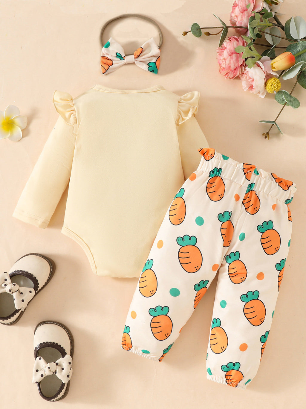 Body crème bébé fille manches volantées carotte brodée - manches longues volantées romantiques, grande carotte orange texturée brodée sur poitrine - ensemble avec pantalon blanc carottes colorées et bandeau assorti - BabyCoton
