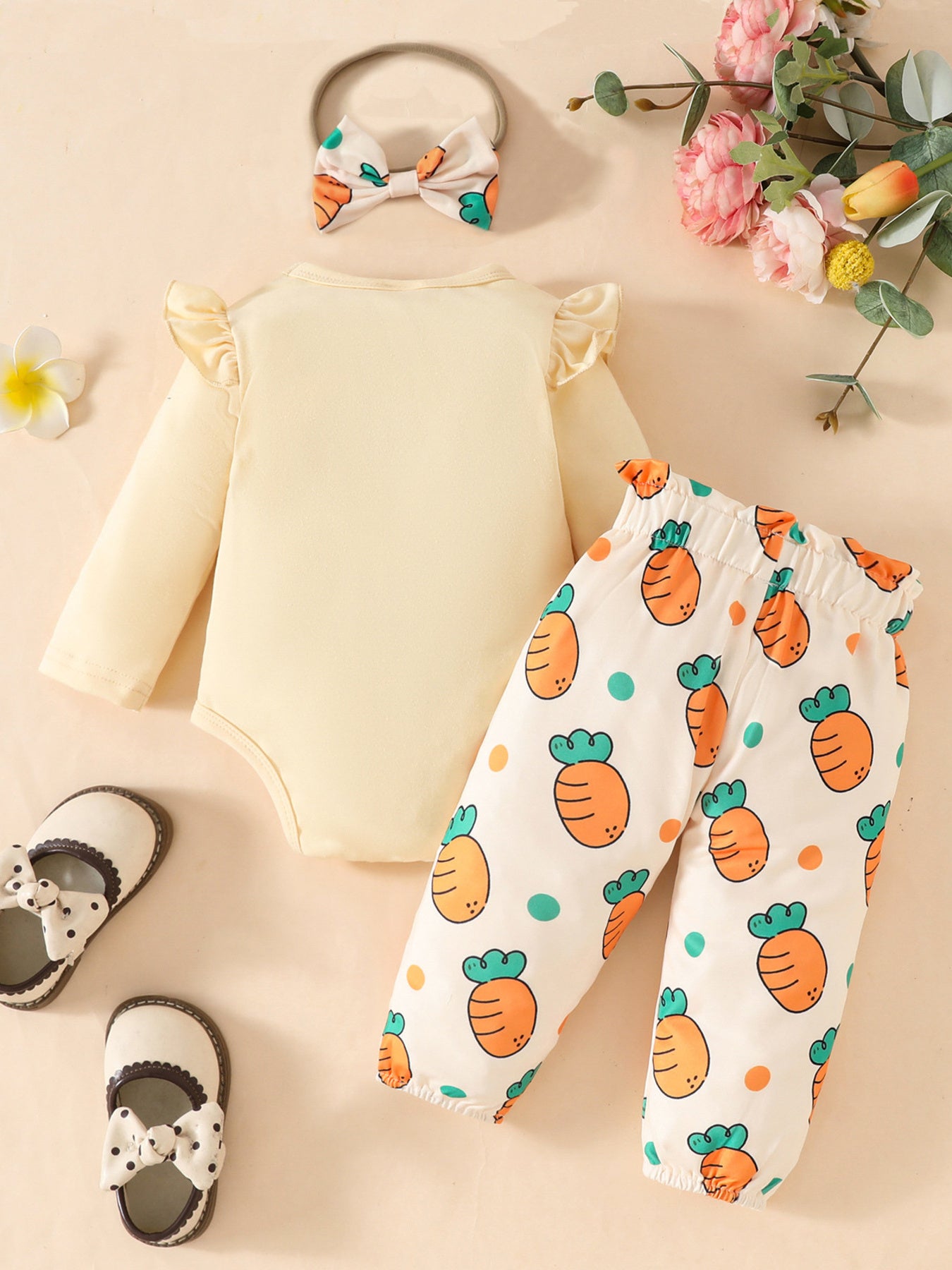 Body crème bébé fille manches volantées carotte brodée - manches longues volantées romantiques, grande carotte orange texturée brodée sur poitrine - ensemble avec pantalon blanc carottes colorées et bandeau assorti - BabyCoton
