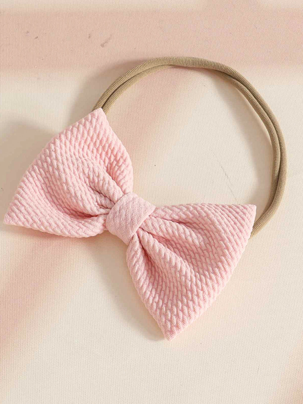 Bandeau nœud rose bébé fille - accessoire assorti inclus avec ensemble 3 pièces robe blanche lapins aquarelle nœud rose et boléro rose volants - look complet bébé fille Pâques printemps - BabyCoton

