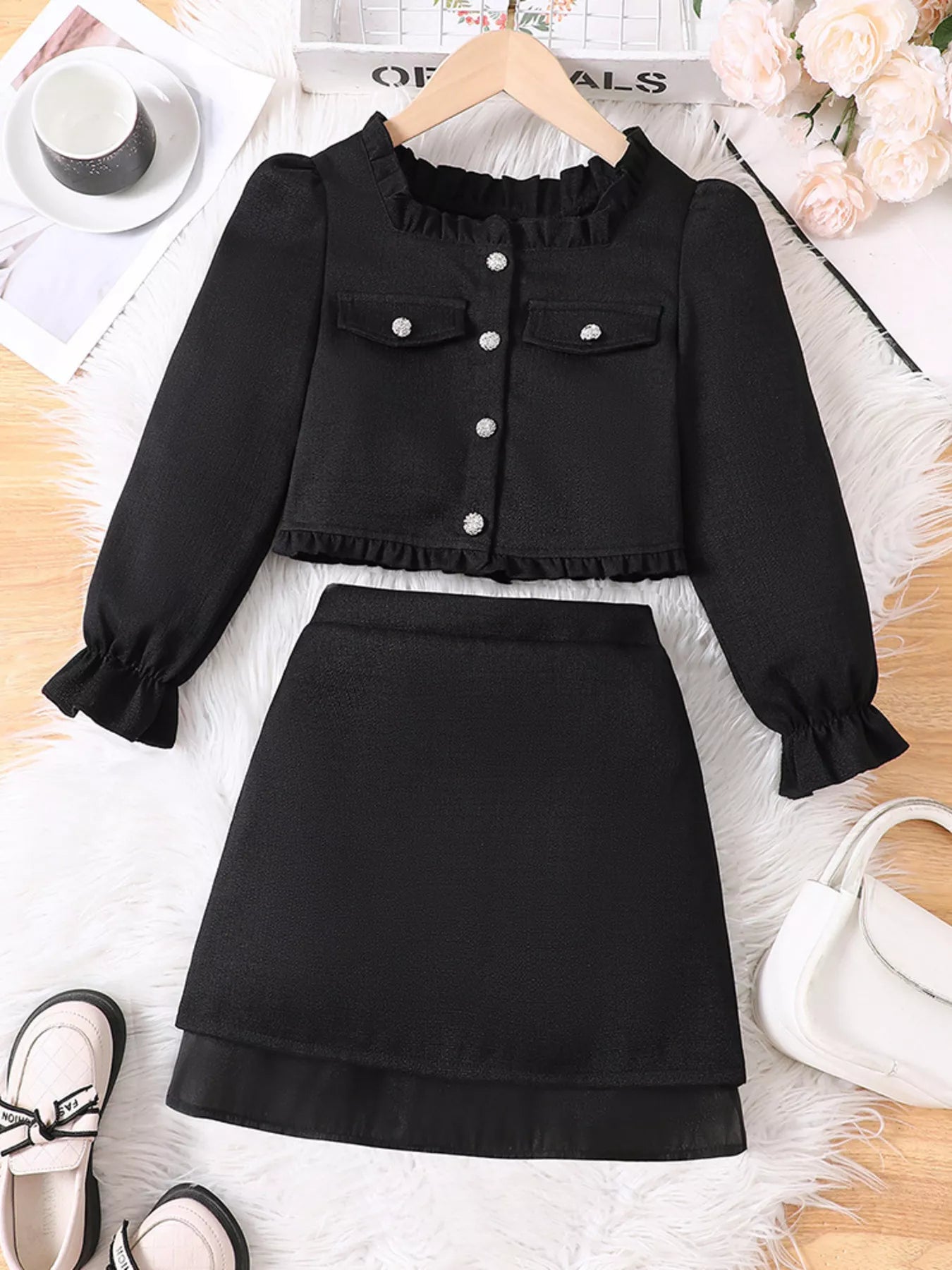 👗 Vue complète ensemble 2 pièces haut volants jupe coordonnée fille - coupe flatteuse silhouette élégante féminine - tissu doux confortable - design romantique délicat - style polyvalent printemps été - vêtements premium BabyCoton Suisse
