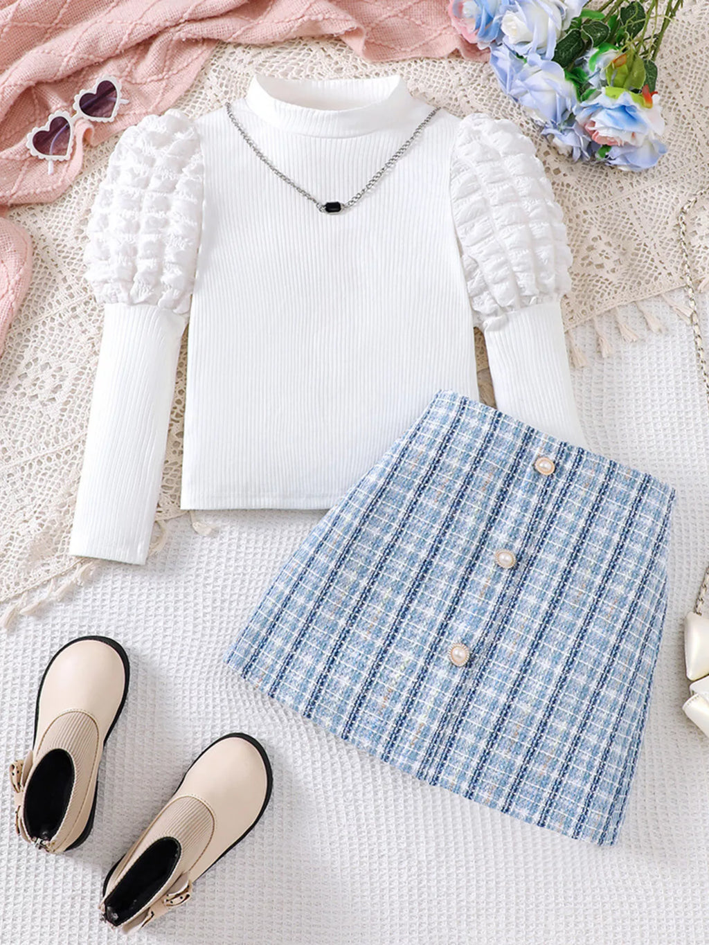 🌾 Vue complète ensemble 2 pièces haut manches bouffantes jupe à carreaux coordonnée fille - coupe flatteuse silhouette élégante féminine - tissu doux confortable - design romantique champêtre chic - style polyvalent printemps été - vêtements premium BabyCoton Suisse
