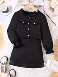🌸 Adorable petite fille portant ensemble 2 pièces haut à volants romantiques délicats féminins et jupe coordonnée élégante - tenue complète fashionista délicate - tissu doux confortable - silhouette flatteuse féminine - style romantique chic - vêtements premium qualité occasions spéciales BabyCoton Suisse
