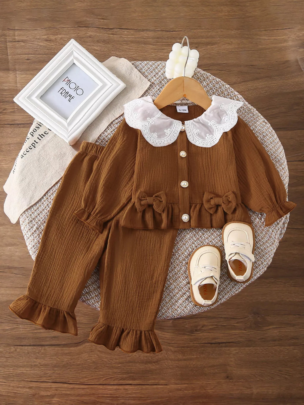 Ensemble bébé 3 pièces blanc avec volants délicats - vue de face montrant le body à manches courtes, le pantalon assorti et le bandeau décoratif avec nœud