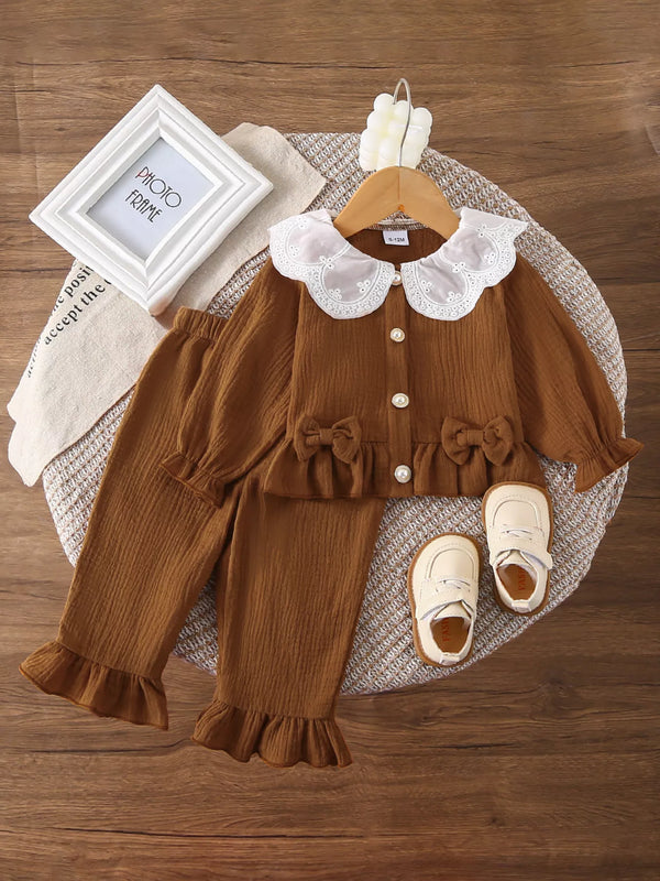 Ensemble bébé 3 pièces blanc avec volants délicats - vue de face montrant le body à manches courtes, le pantalon assorti et le bandeau décoratif avec nœud
