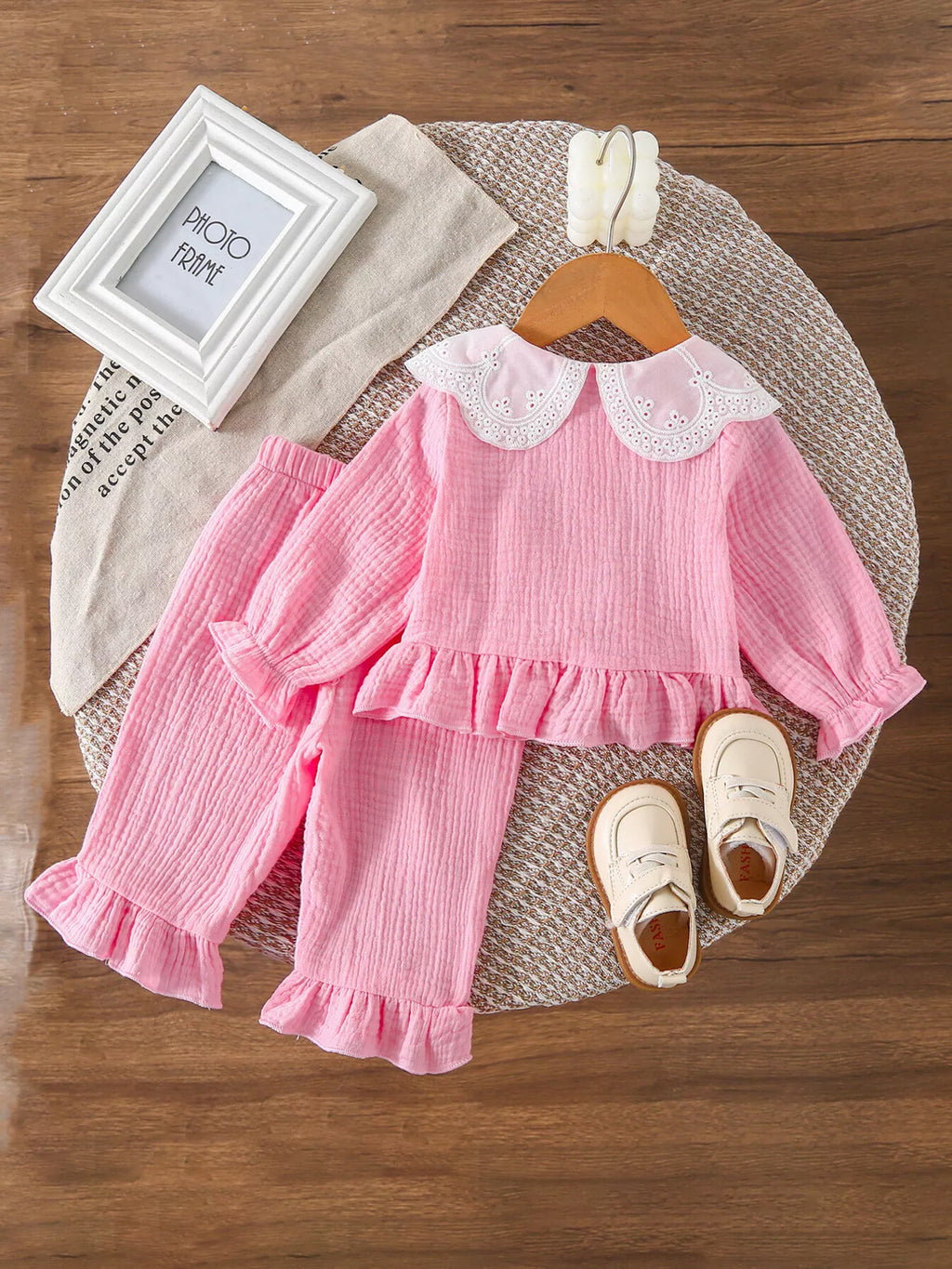 Ensemble bébé 3 pièces blanc avec volants délicats - vue de face montrant le body à manches courtes, le pantalon assorti et le bandeau décoratif avec nœud