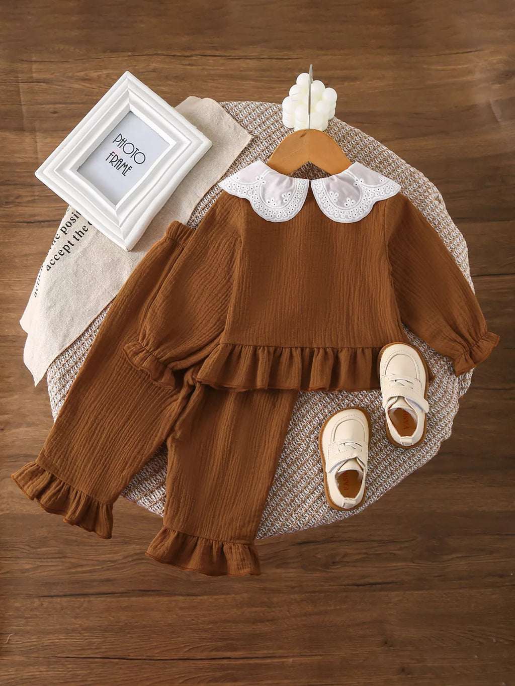 Ensemble bébé 3 pièces blanc avec volants délicats - vue de face montrant le body à manches courtes, le pantalon assorti et le bandeau décoratif avec nœud