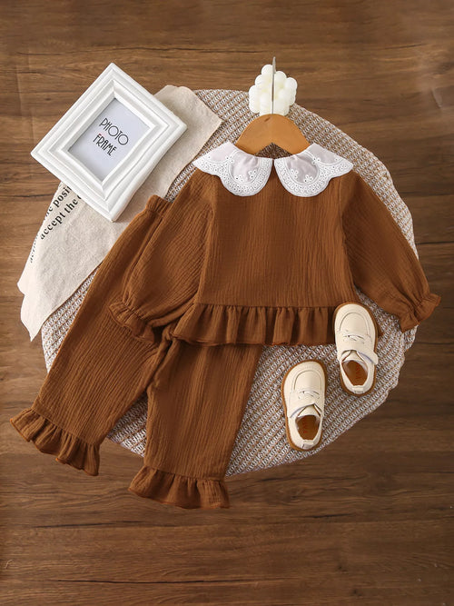 Ensemble bébé 3 pièces blanc avec volants délicats - vue de face montrant le body à manches courtes, le pantalon assorti et le bandeau décoratif avec nœud