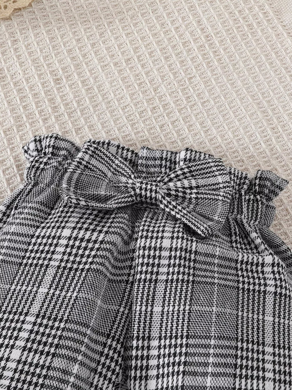 🎨 Gros plan détail pantalon à carreaux adorable champêtre et bandeau coordonné bébé fille - motif intemporel élégant - boutons-pression pratiques changes faciles - finitions soignées qualité premium - tissu doux respirant - tenue quotidien occasions spéciales BabyCoton
