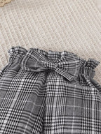 🎨 Gros plan détail pantalon à carreaux adorable champêtre et bandeau coordonné bébé fille - motif intemporel élégant - boutons-pression pratiques changes faciles - finitions soignées qualité premium - tissu doux respirant - tenue quotidien occasions spéciales BabyCoton

