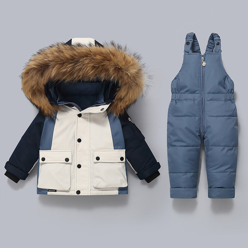 "Ensemble hiver 2 pièces pour enfant : doudoune matelassée tricolore vert foncé, beige et noir avec capuche bordée de fourrure synthétique marron et grandes poches 🧥 + salopette rembourrée vert foncé avec bretelles ajustables et fermeture éclair ⛷️ - tenue ultra-chaude en duvet de canard pour affronter l'hiver suisse, disponible chez BabyCoton ❄️"