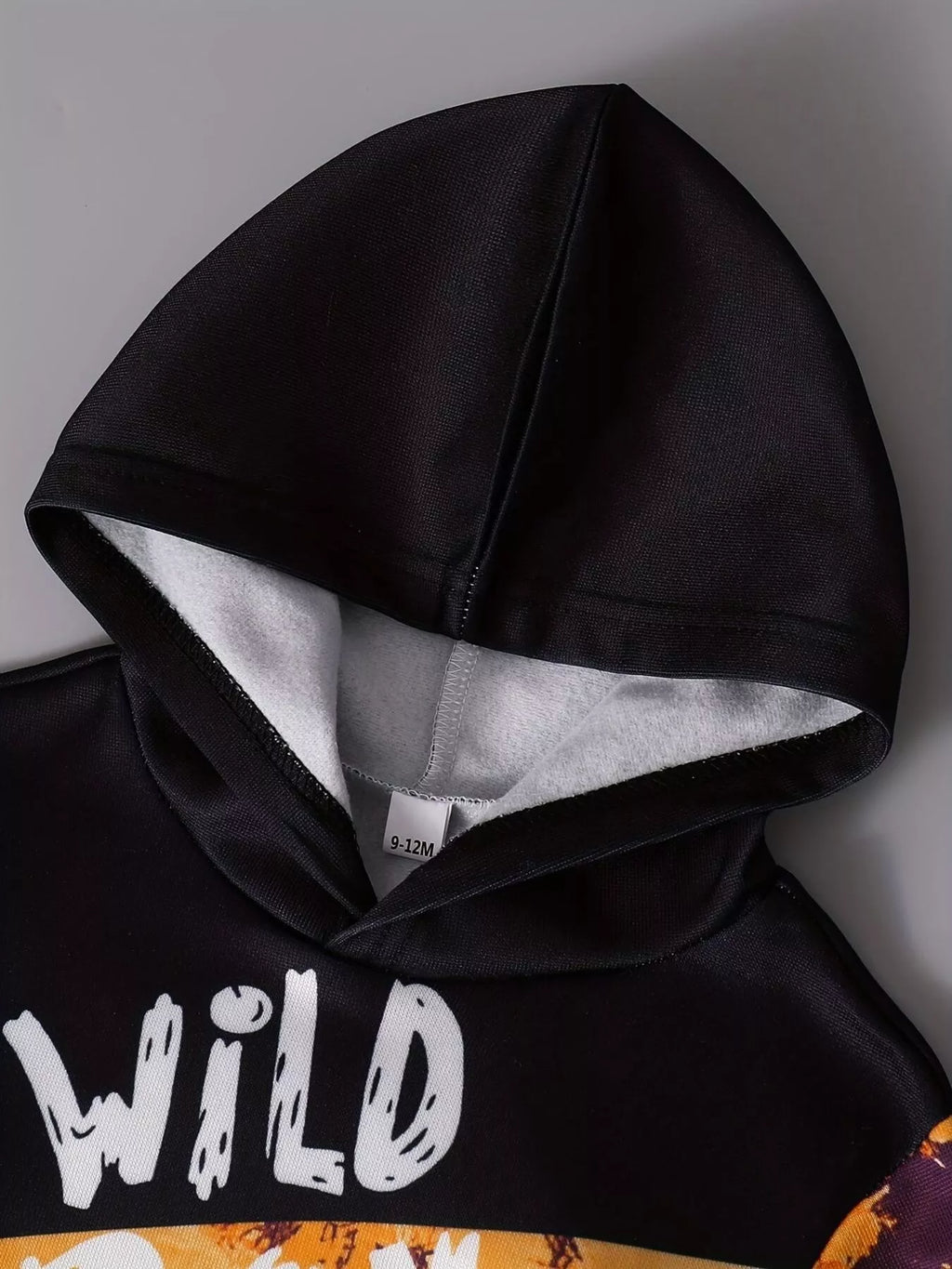 Détail hoodie Wild Boy avec graphisme audacieux pour enfant - design aventurier - BabyCoton Suisse
