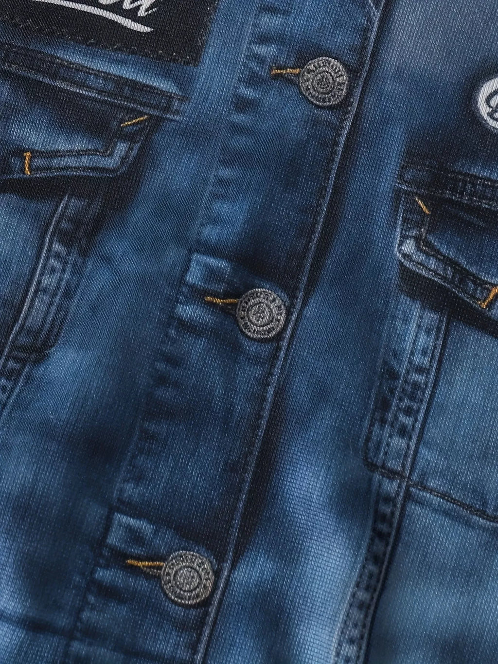 Gros plan boutons et capuche sur veste enfant - détails de qualité premium - vêtements BabyCoton
