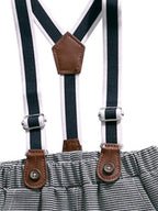 ✨ Détail sur la salopette boutonnée soigné classique salopette vintage chic bretelles ajustables - tissu doux respirant confort optimal - boutons qualité résistants - design intemporel élégant gentleman sophistiqué - finitions qualité exceptionnelle - vêtements premium petit gentleman occasions spéciales BabyCoton Suisse
