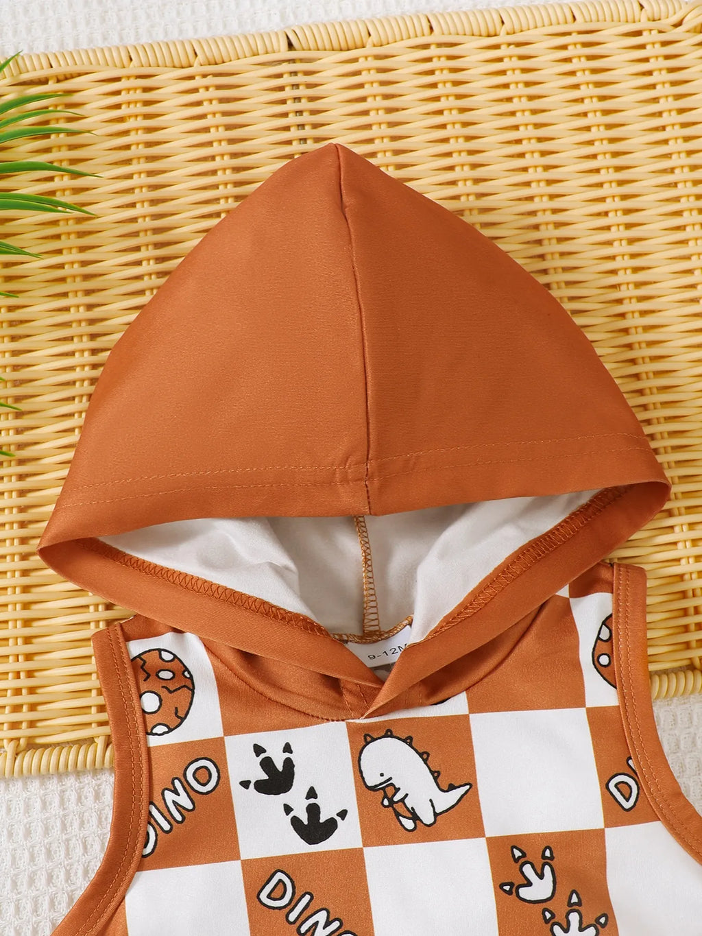 Enfant portant ensemble dinosaure à carreaux débardeur et short - tenue parfaite pour l'été - BabyCoton
