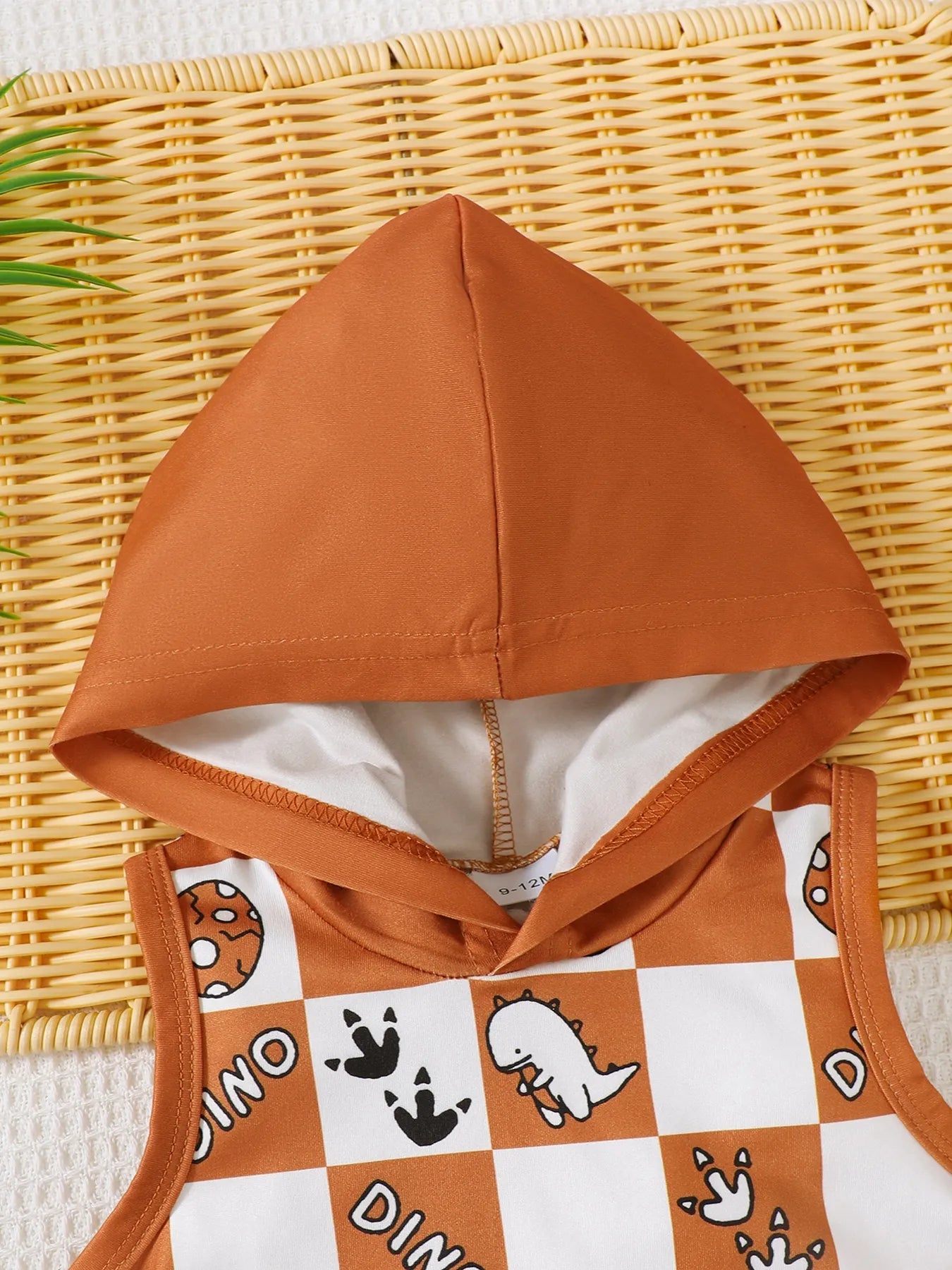 Enfant portant ensemble dinosaure à carreaux débardeur et short - tenue parfaite pour l'été - BabyCoton
