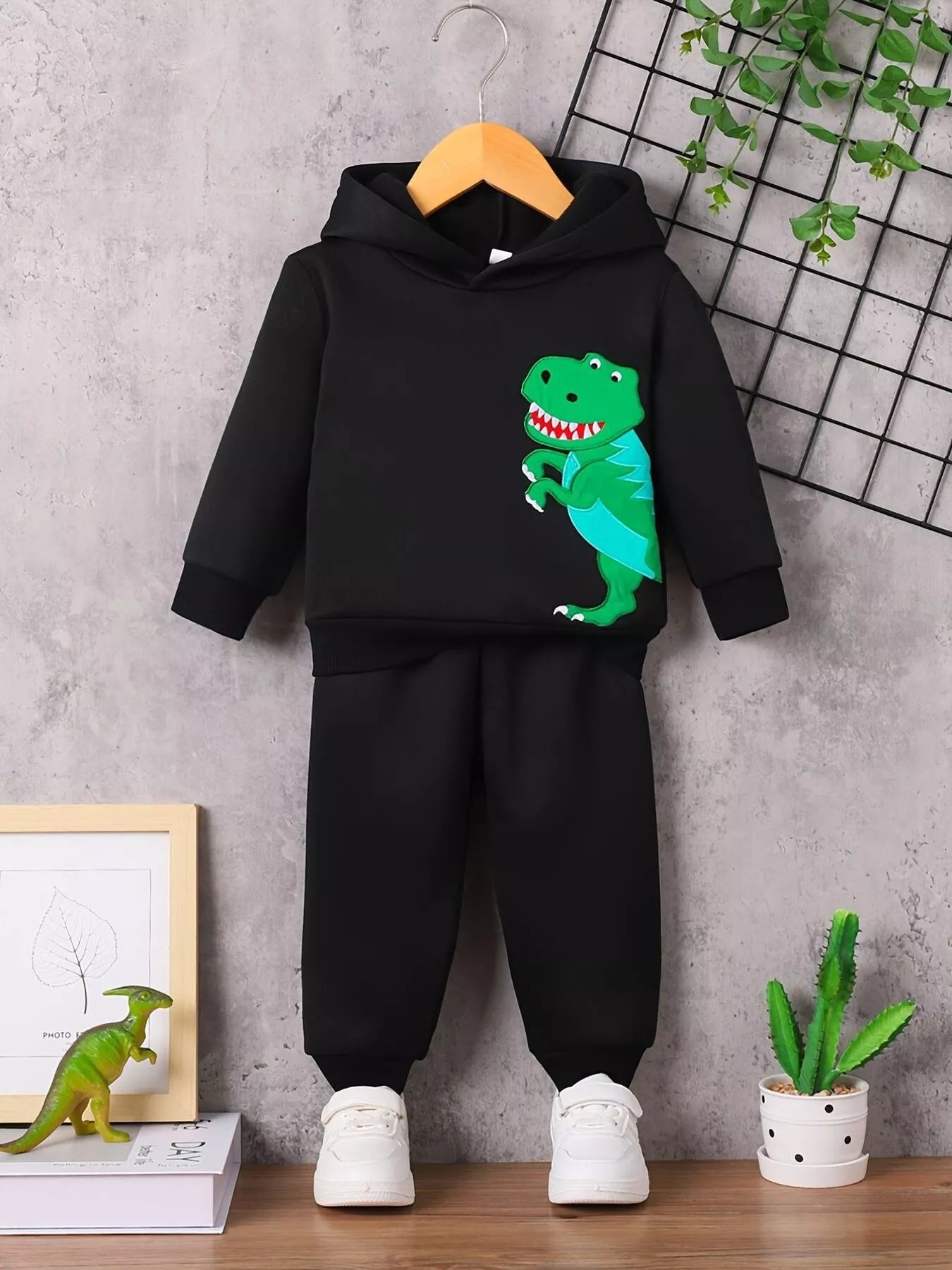 Ensemble hoodie dinosaure graphique et pantalon pour enfant - vue de face - design préhistorique impressionnant - BabyCoton
