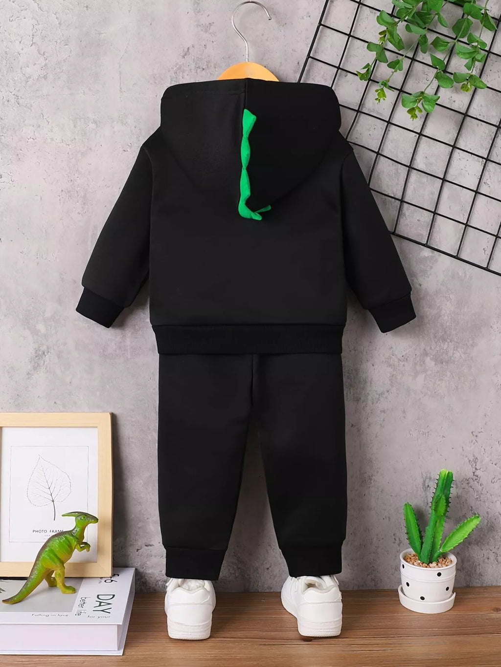 Vue arrière ensemble hoodie dinosaure et pantalon enfant - coupe décontractée et confortable - BabyCoton
