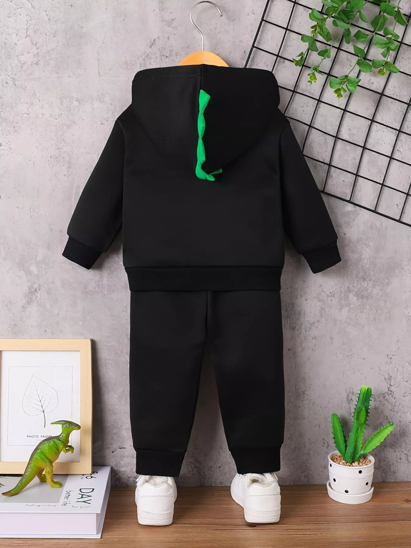 Vue arrière ensemble hoodie dinosaure et pantalon enfant - coupe décontractée et confortable - BabyCoton
