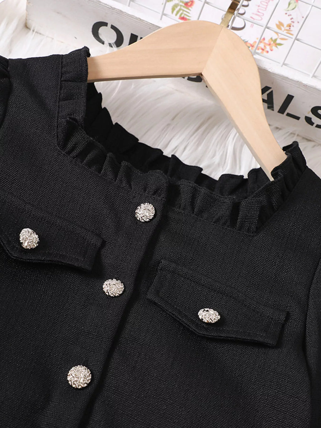 💕 Gros plan détail haut à volants romantiques délicats féminins et jupe coordonnée élégante - design charmant sophistiqué - finitions soignées coutures impeccables - tissu doux confortable - tenue fêtes anniversaires mariages baptêmes BabyCoton
