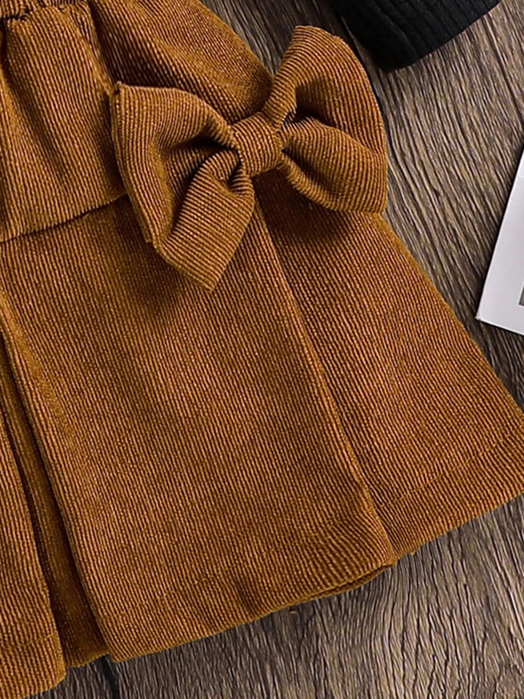 Détail haut côtelé et jupe avec nœud pour fille - texture premium et détails soignés - BabyCoton Suisse
