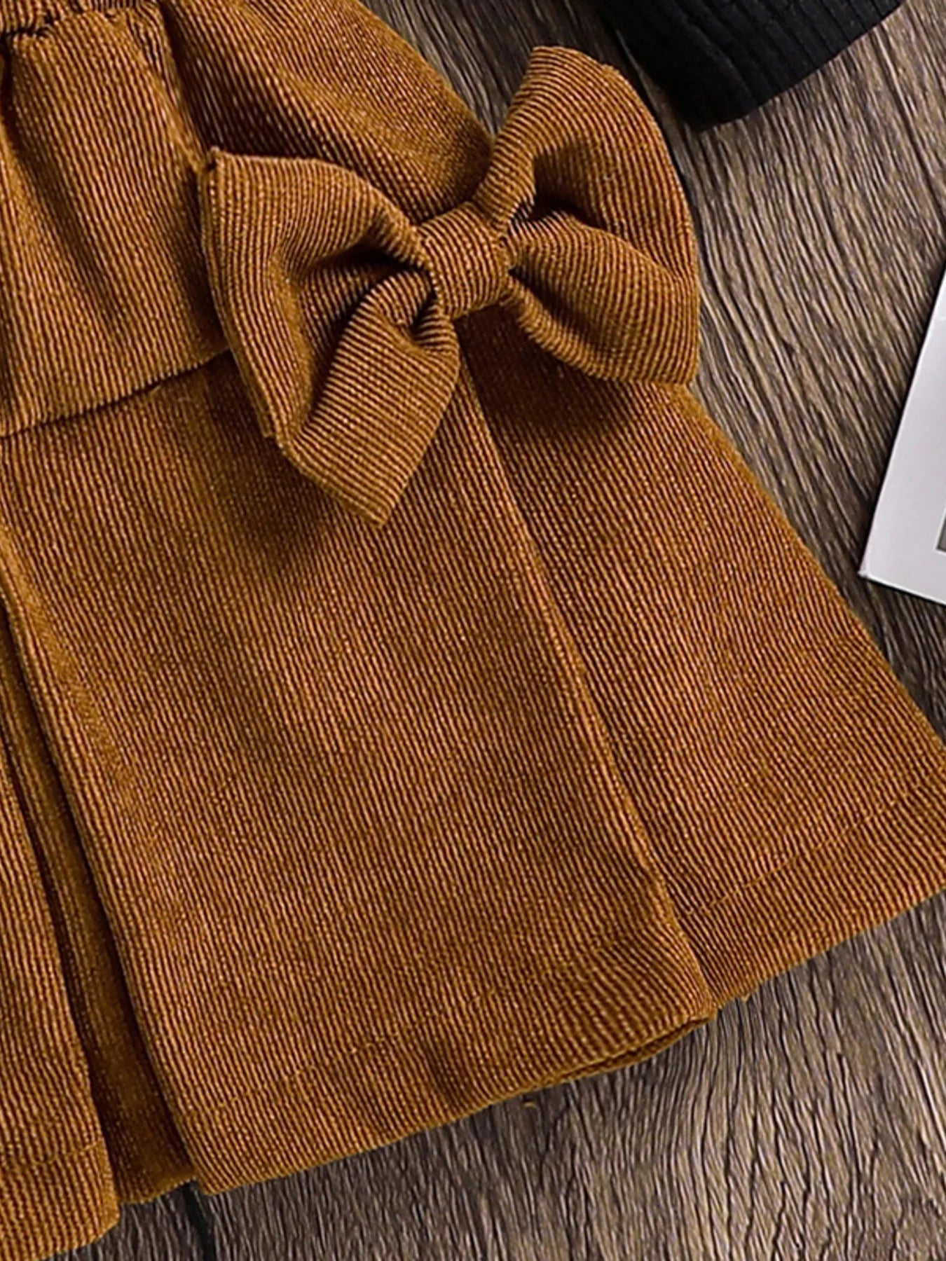 Détail haut côtelé et jupe avec nœud pour fille - texture premium et détails soignés - BabyCoton Suisse
