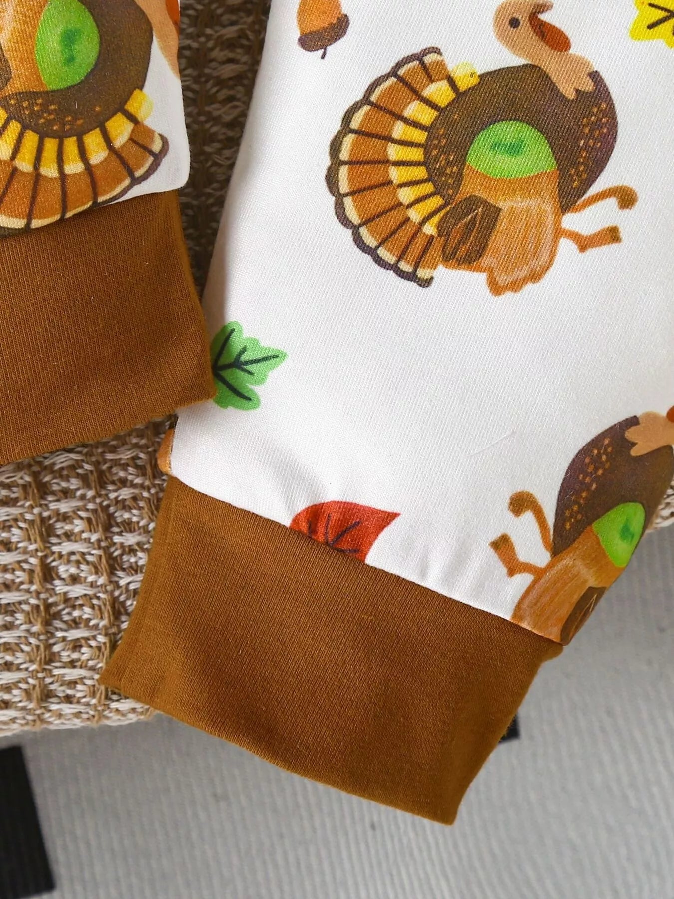 ✨ Détail final ensemble complet 3 pièces Mon 1er Thanksgiving dinde adorable coordonné - tissu ultra-doux coton confort optimal peau délicate - graphique festif mémorable - couleurs chaudes joyeuses - finitions qualité exceptionnelle - vêtements premium première fête bébé BabyCoton Suisse
