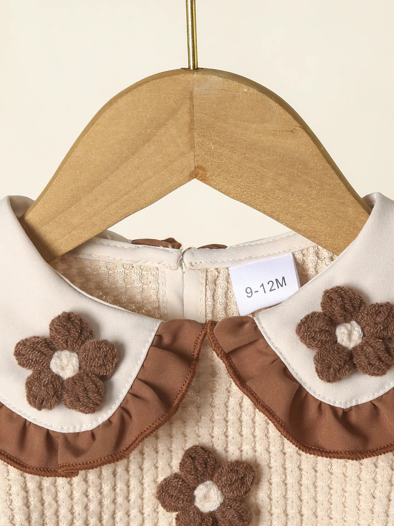 💕 Gros plan détail haut appliqué floral délicats brodés volants romantiques féminins charmants - design fleuri sophistiqué printanier - finitions soignées coutures impeccables - tissus doux confortables - tenue fêtes anniversaires mariages baptêmes BabyCoton
