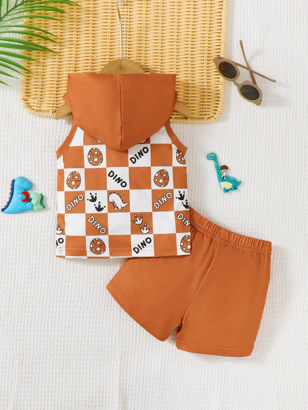 Enfant portant ensemble dinosaure à carreaux débardeur et short - tenue parfaite pour l'été - BabyCoton
