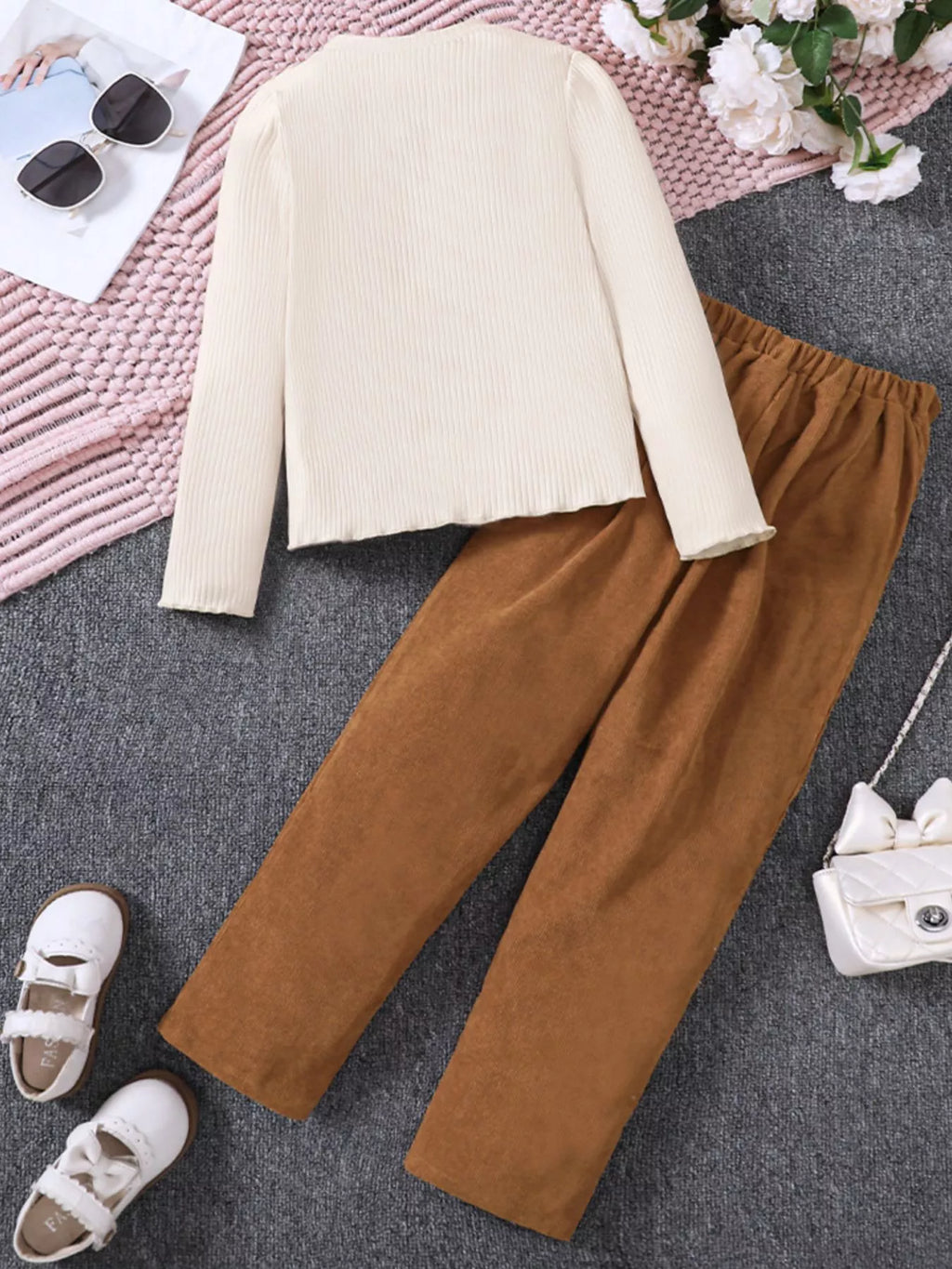 🧶 Vue complète ensemble 2 pièces haut côtelé volants pantalon velours côtelé coordonnés fille - coupe flatteuse silhouette élégante féminine - tissus doux confortables - design texturé romantique chic - style polyvalent automne hiver - vêtements premium BabyCoton Suisse
